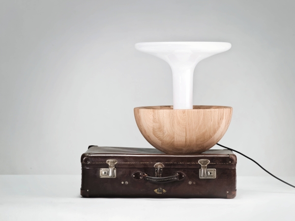 kolekce svítidel Shadows (Brokis), lavičky Urban Islands (mmcité), zrcadla Iconic Mirror a Private Mirror (La Chance) a lampa Versa (Křehký)