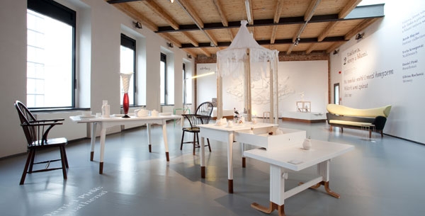 nový koncept prezentace a prodeje designu prostřednictvím tematickýh výstav, přivedení nových značek na český trh, výtečná selekce produktů v prodejní galerii, vlastní limitovaná kolekce předmětů, výstava Vtáčkovia, siroty a blázni