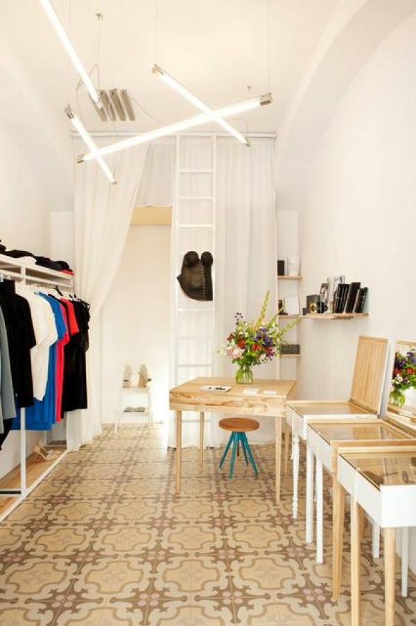 výběr oblečení, modních doplňků, šperků a designových objektů