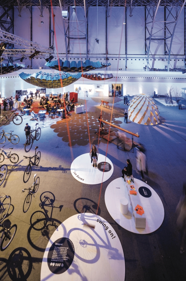 lavička Construqta a odpadkový koš Minium (David Karásek), kolekce houpaček Swing on! (BOA DESIGN)