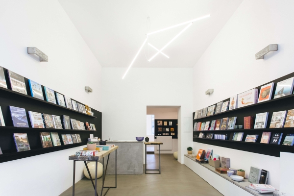 otevření knihkupectví s designovými knihami a magazíny