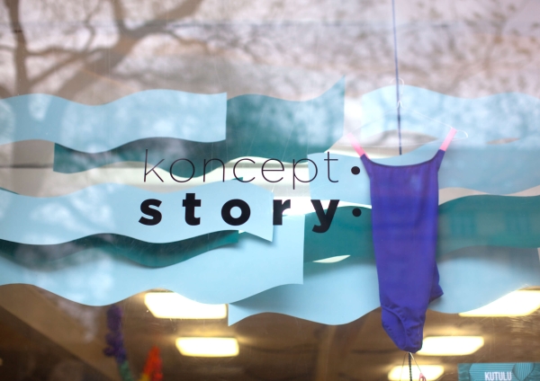 propojení obchodu s ateliérem a živé aukce