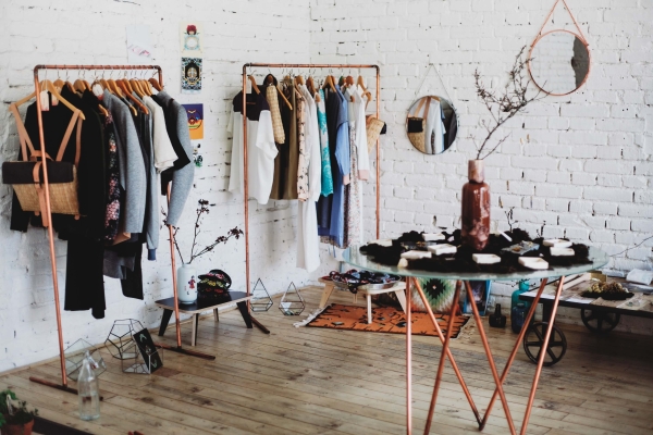 kurátorský výběr a výtvarné pojetí prodejních výstav Gardening, Traveling a School & Office