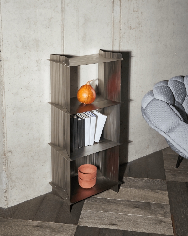 lampa Table Light Smoke, stolička Solid Stool, stůl Solid Table a police Rivet Shelf (zeitgeist.limited), kolekce sklenic (PÁR), kolekce aromalamp (Scent Roche), stolek Gon (Master & Master)